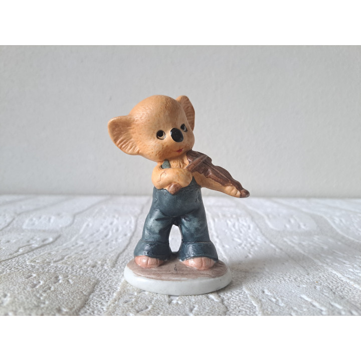 Koala met viool en tuinbroek, porselein 6.5x3.5x9.5cm - dierfiguren