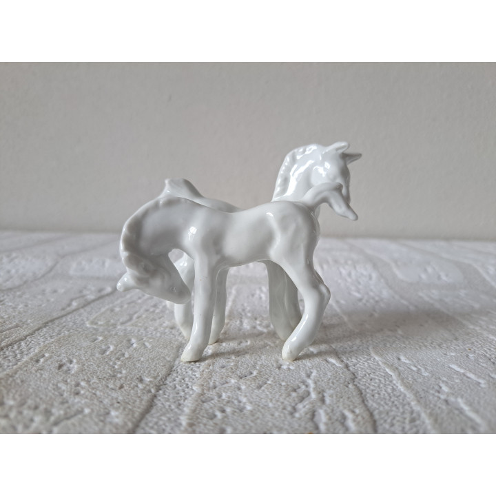 Twee witte paarden, porselein 8.5x4.5x7.5cm - dierfiguren