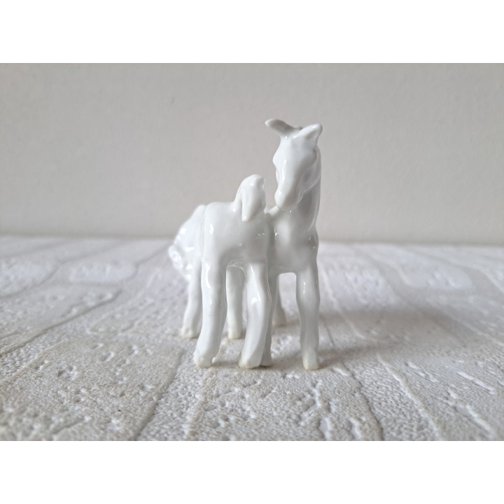 Twee witte paarden, porselein 8.5x4.5x7.5cm - dierfiguren