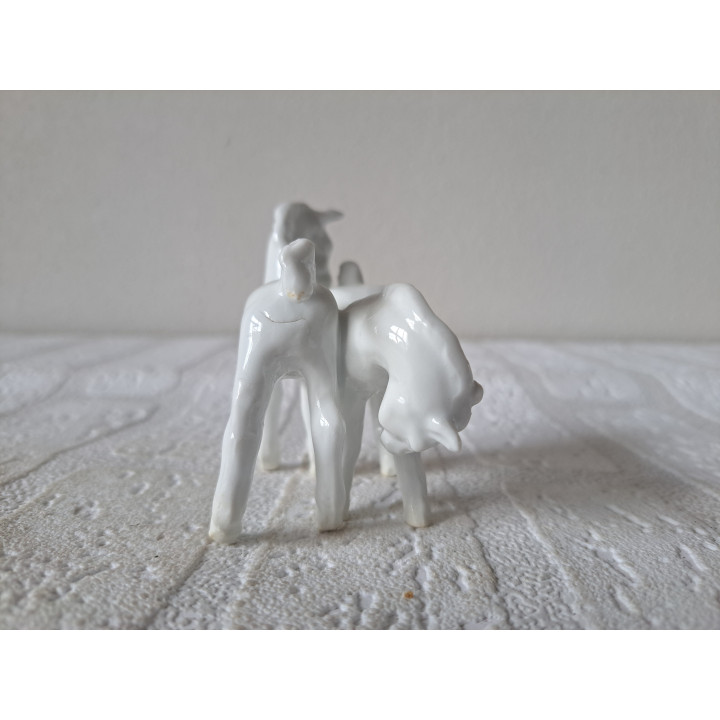 Twee witte paarden, porselein 8.5x4.5x7.5cm - dierfiguren