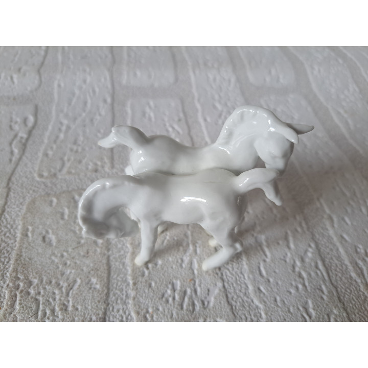 Twee witte paarden, porselein 8.5x4.5x7.5cm - dierfiguren