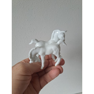Twee witte paarden, porselein 8.5x4.5x7.5cm