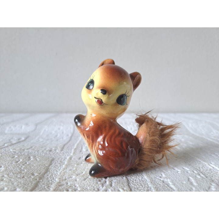 Eekhoorn met stoffen staart, porselein 6x4x8cm - dierfiguren