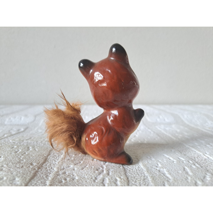 Eekhoorn met stoffen staart, porselein 6x4x8cm - dierfiguren