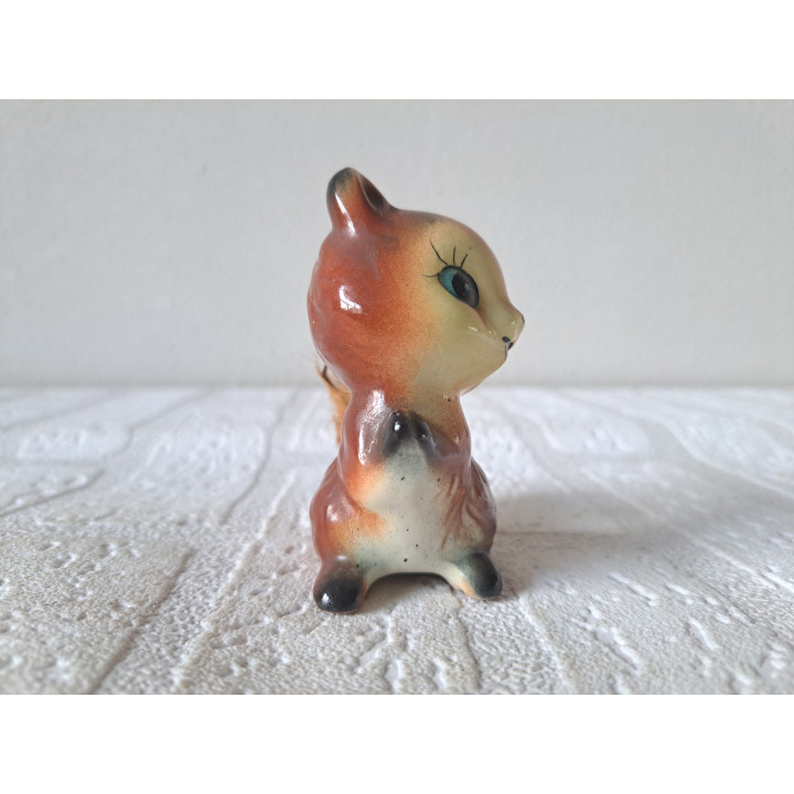 Eekhoorn met stoffen staart, porselein 6x4x8cm - dierfiguren