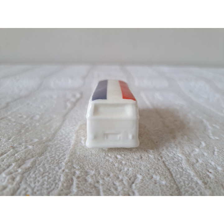 Volkswagen combi bus met vlag, porselein 6x2x2.5cm - handgemaakt