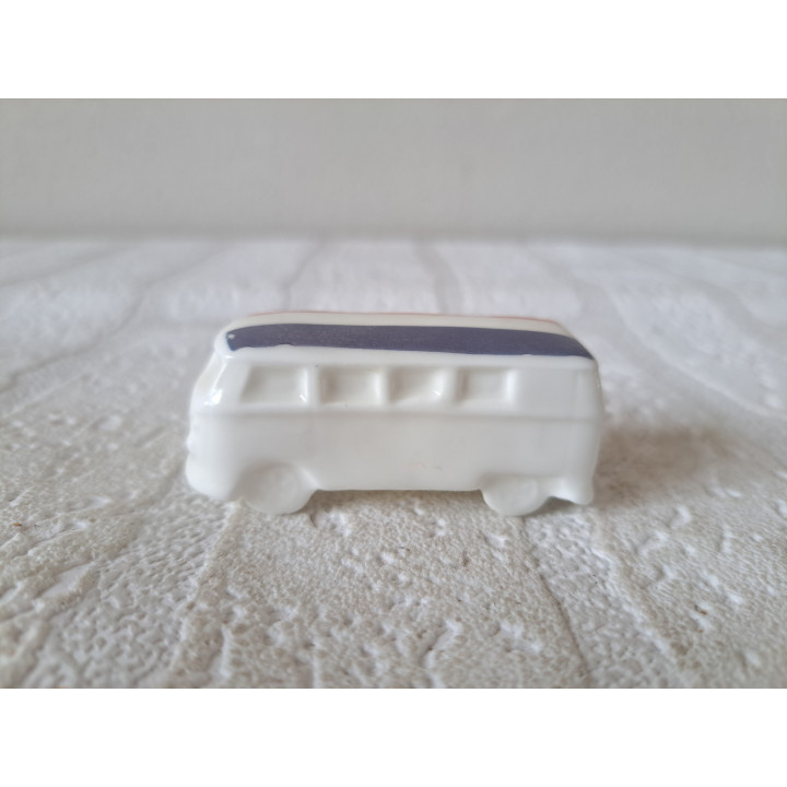 Volkswagen combi bus met vlag, porselein 6x2x2.5cm - handgemaakt