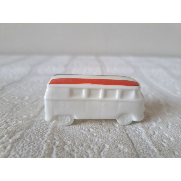 Volkswagen combi bus met vlag, porselein 6x2x2.5cm - handgemaakt