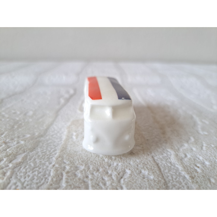 Volkswagen combi bus met vlag, porselein 6x2x2.5cm - handgemaakt