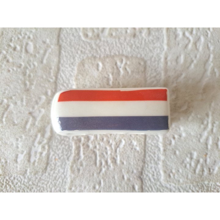 Volkswagen combi bus met vlag, porselein 6x2x2.5cm - handgemaakt