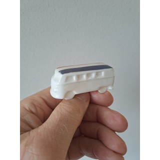 Volkswagen combi bus met vlag, porselein 6x2x2.5cm