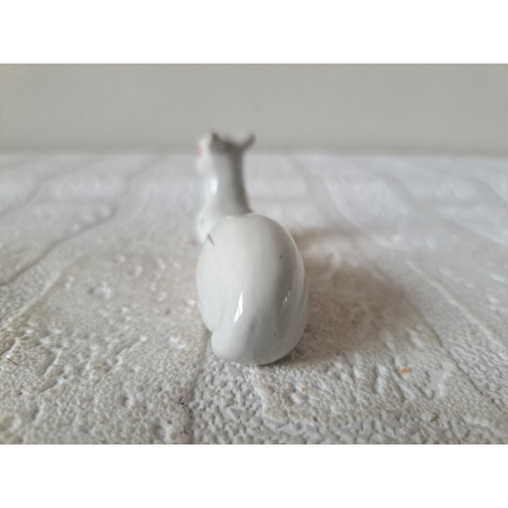 Eekhoorn met lange staart, porselein 9.5x2.5x4cm - dierfiguren