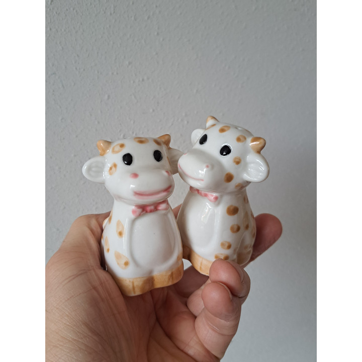 Giraffen met strik peper en zoutstel, porselein 6x6x8cm