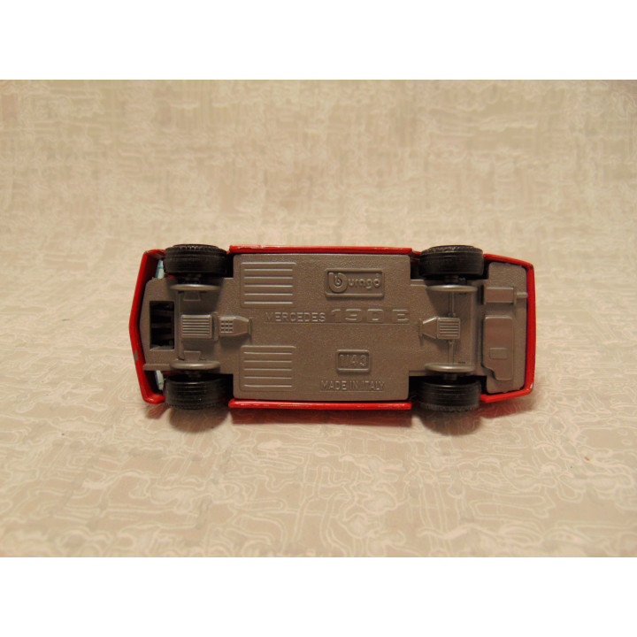 Mercedes 190E sedan Bburago 1:43 rood