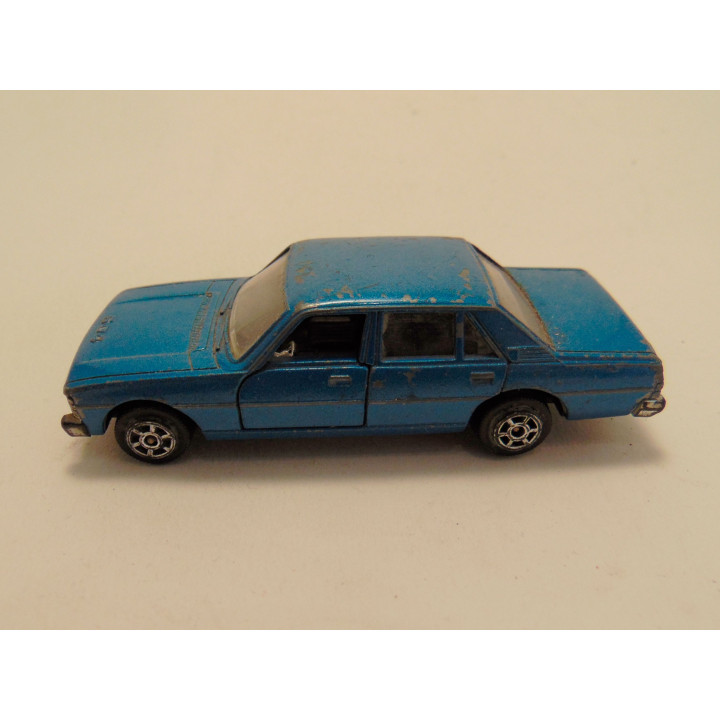 Peugeot 604 blauw 9x3.5x2.5