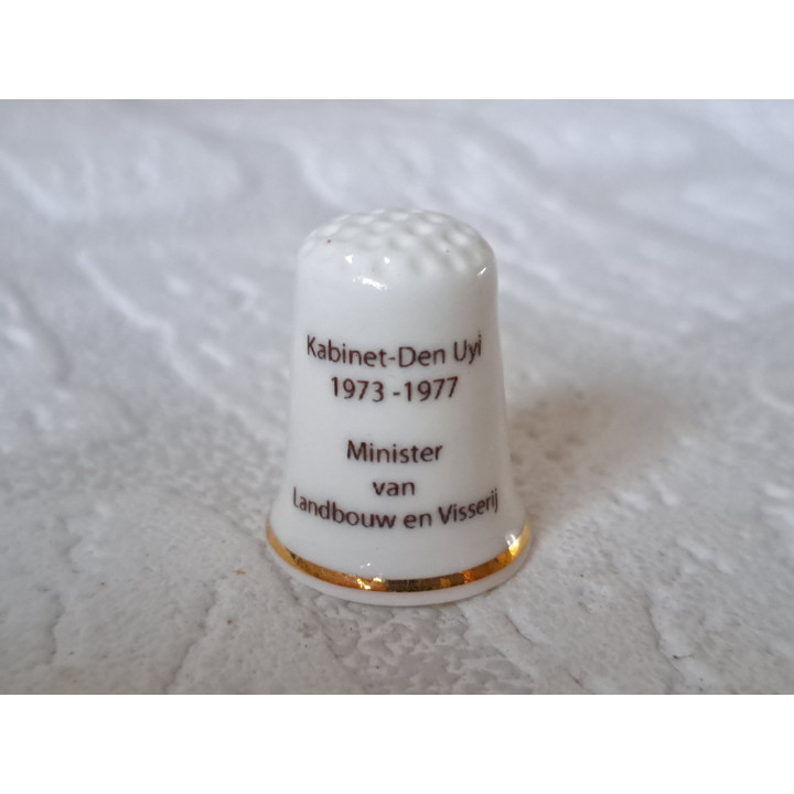 Porseleinen vingerhoedje met Tiemen Brouwer Kabinet Den Uyl 1973-1977  - Verzamelobject
