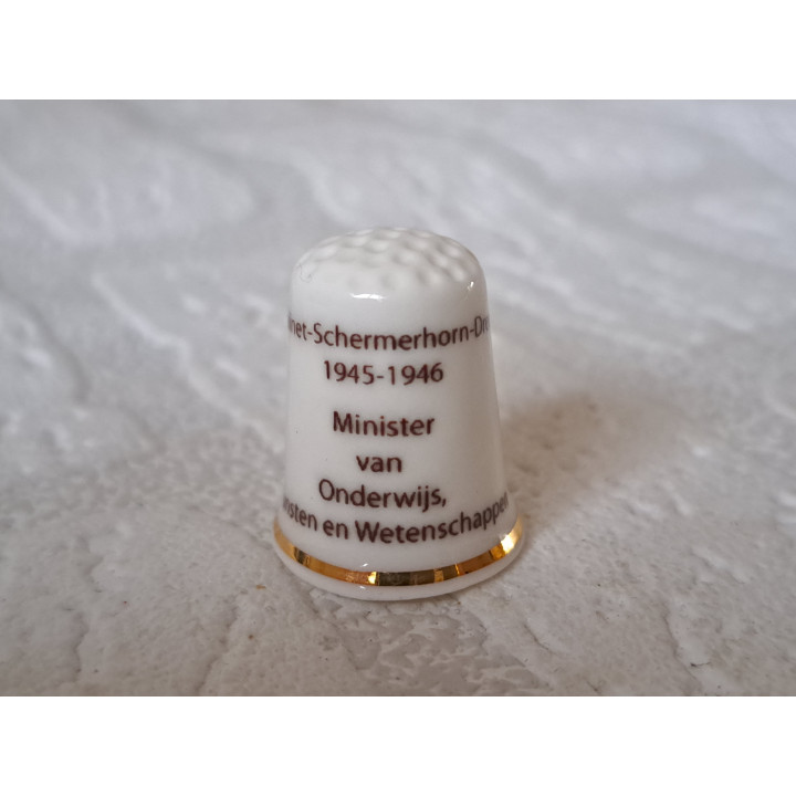 Porseleinen vingerhoedje met Gerard van der Leeuw Kabinet Schermerhorn 1945-1946  - Verzamelobject