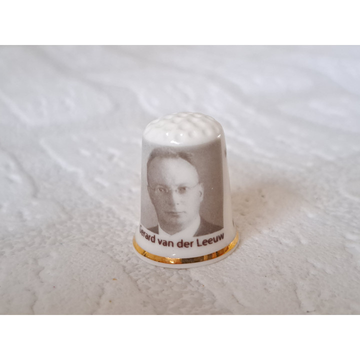 Gerard van der Leeuw Kabinet Schermerhorn vingerhoedje, goudrandje