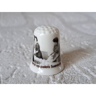 Koningin Juliana en Beatrix op paleis Soestdijk vingerhoedje