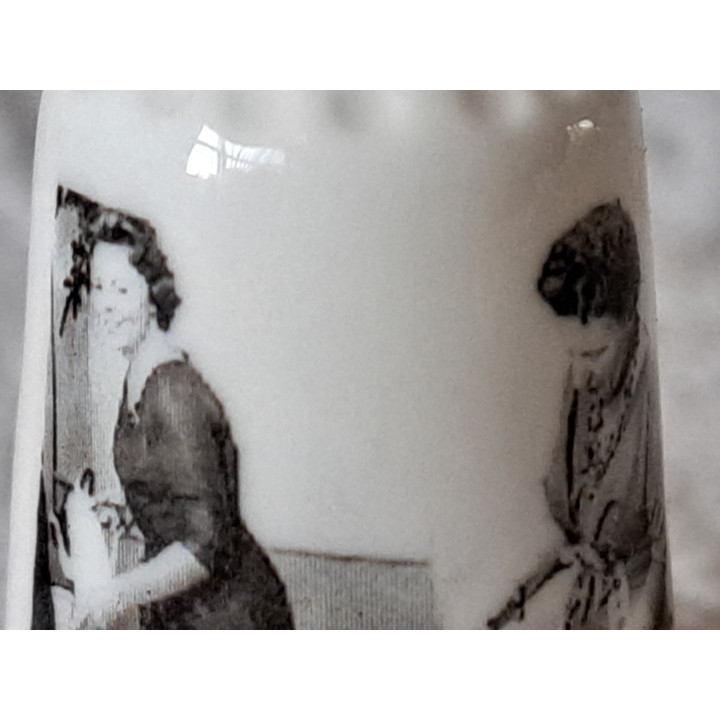 Koningin Juliana en Beatrix op paleis Soestdijk vingerhoedje - Verzamelobject Koningin Juliana en Beatrix op paleis Soestdijk vingerhoedje - Verzamelobject