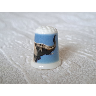 Olifant met slurf in de lucht vingerhoedje