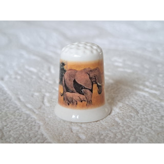 Olifant met jong vingerhoedje