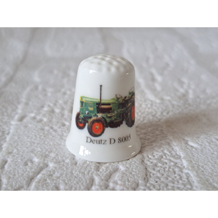 Porseleinen vingerhoedje met Deutz D 8005 tractor landbouwvoertuig  - Verzamelobject Porseleinen vingerhoedje met Deutz D 8005 tractor landbouwvoertuig  - Verzamelobject