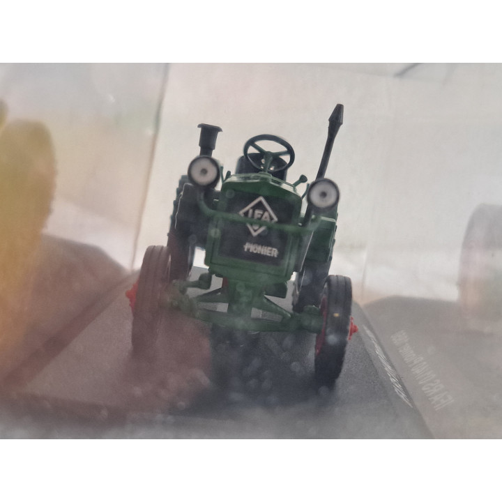 IFA RS 01-40 Pionier 1950 tractor landbouwvoertuig Hachette Collections SNC 1:43 - modelauto