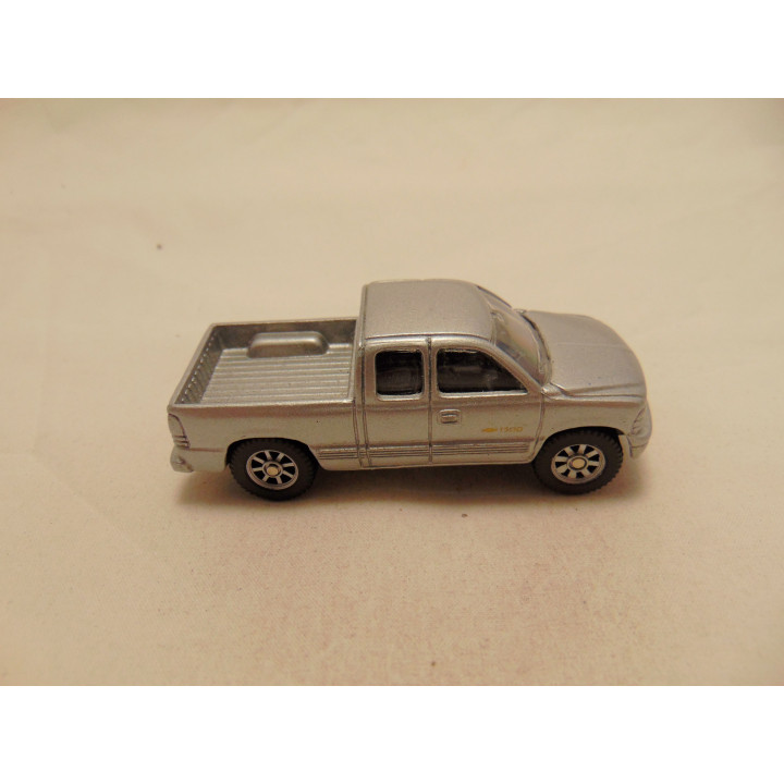 Chevrolet Silverado Pickup 1:64 Maisto zilverkleurig