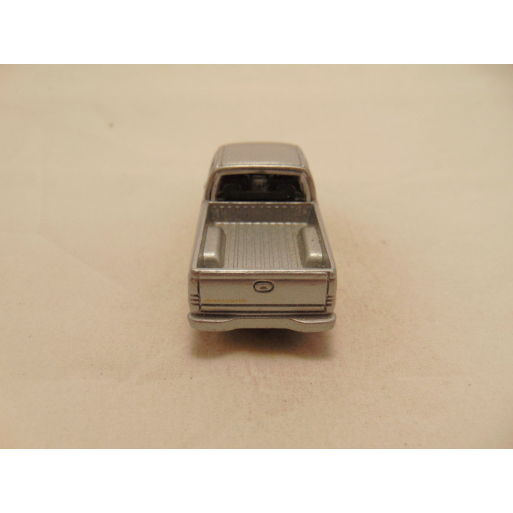 Chevrolet Silverado Pickup 1:64 Maisto zilverkleurig
