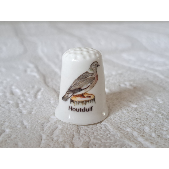 Houtduif vogel op boomstronk vingerhoedje