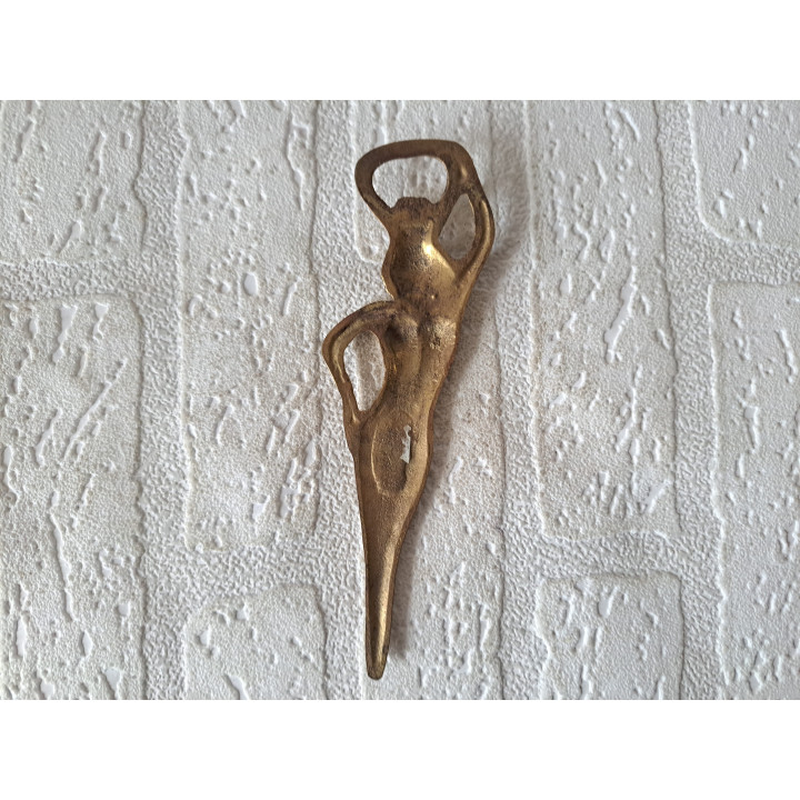 Brief en flesopener mooie dame met arm in de zij, messing 4.5x16x0.4cm - flesopener
