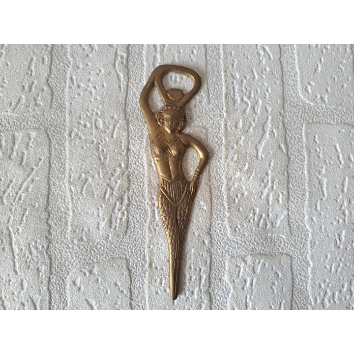 Brief en flesopener mooie dame met arm in de zij, messing 4.5x16x0.4cm - flesopener