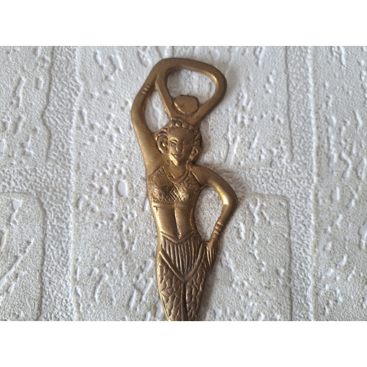 Brief en flesopener mooie dame met arm in de zij, messing 4.5x16x0.4cm - flesopener