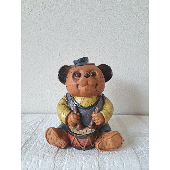 Woody beer met trommel, RFA kusthars 9x8x14cm - dierfiguren