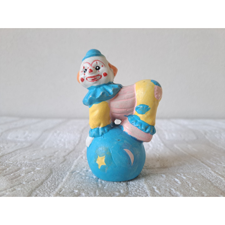 Clown met bal, porselein 6x4x9cm - clowns