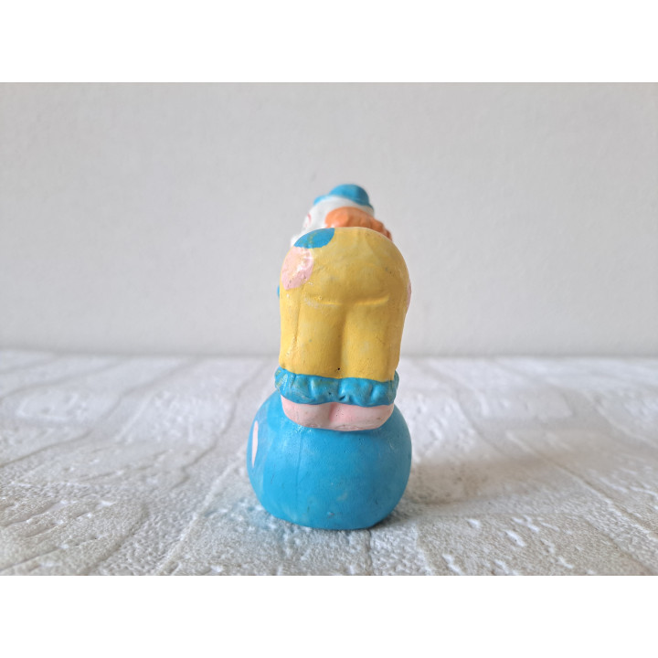 Clown met bal, porselein 6x4x9cm - clowns