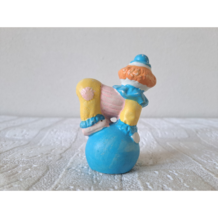 Clown met bal, porselein 6x4x9cm - clowns
