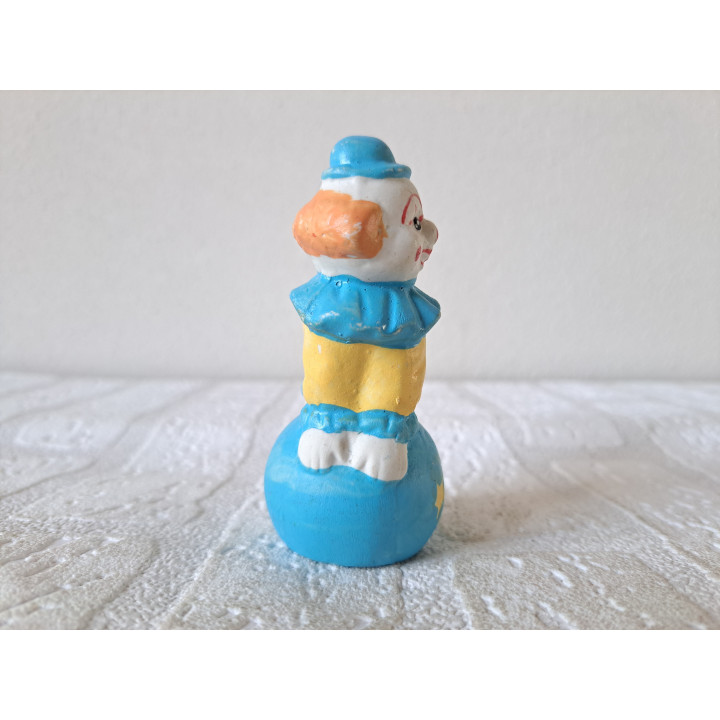 Clown met bal, porselein 6x4x9cm - clowns