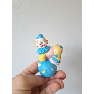 Clown met bal, porselein 6x4x9cm