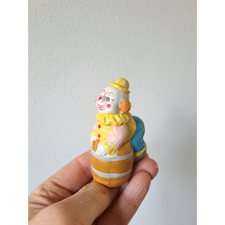 Clown met vat, porselein 5x4x9cm