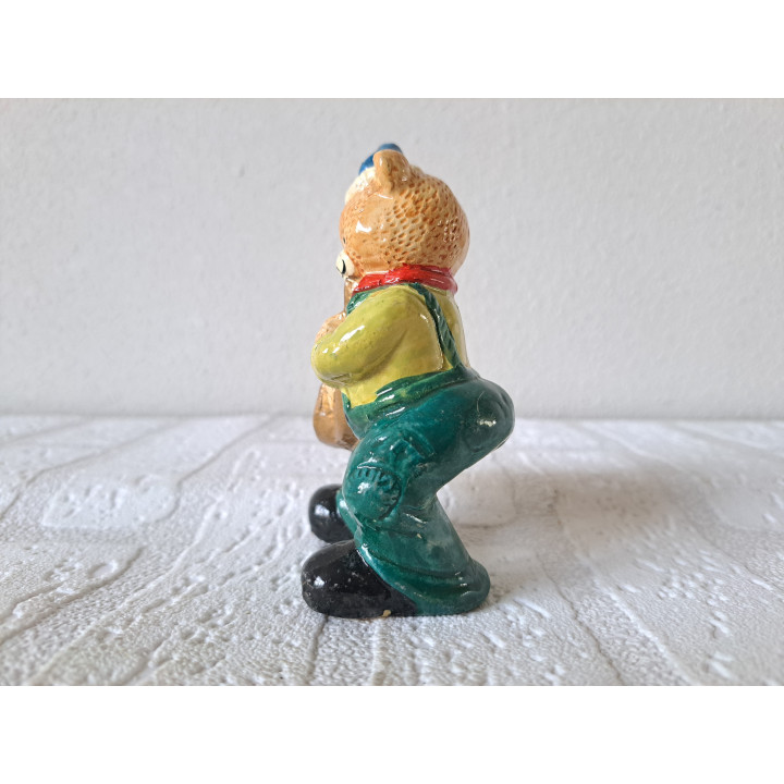 Beer met tuinbroek en blaasinstrument, aardewerk 7x5x10.5cm - dierfiguren