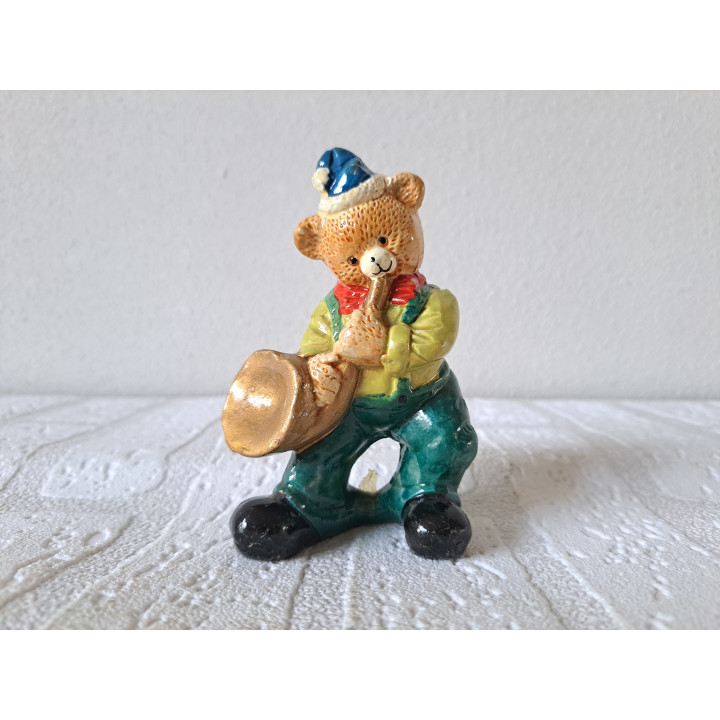 Beer met tuinbroek en blaasinstrument, aardewerk 7x5x10.5cm - dierfiguren