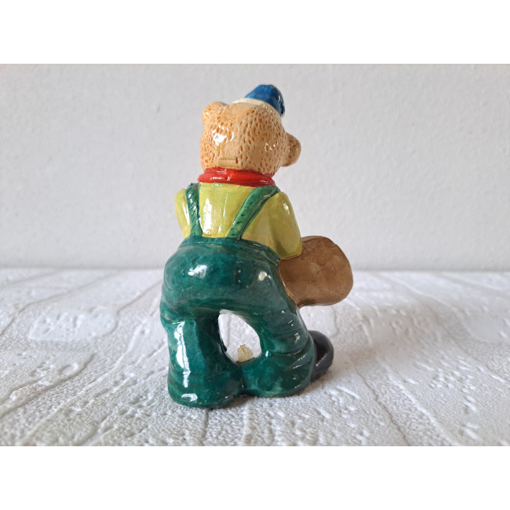Beer met tuinbroek en blaasinstrument, aardewerk 7x5x10.5cm - dierfiguren