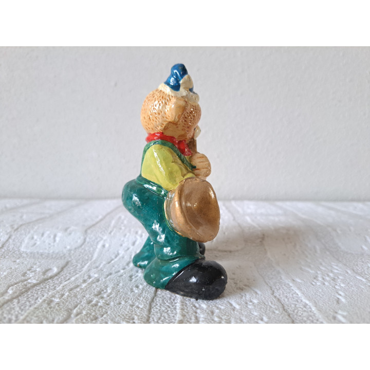 Beer met tuinbroek en blaasinstrument, aardewerk 7x5x10.5cm - dierfiguren