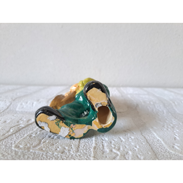 Beer met tuinbroek en blaasinstrument, aardewerk 7x5x10.5cm - dierfiguren