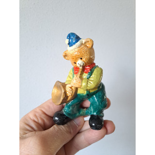 Beer met tuinbroek en blaasinstrument, keramiek 7x5x10.5cm