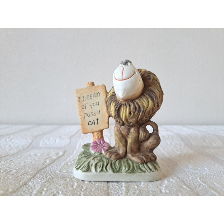 Leeuw met "I dream of you pussy cat", porselein 7x4.5x9cm - dierfiguren