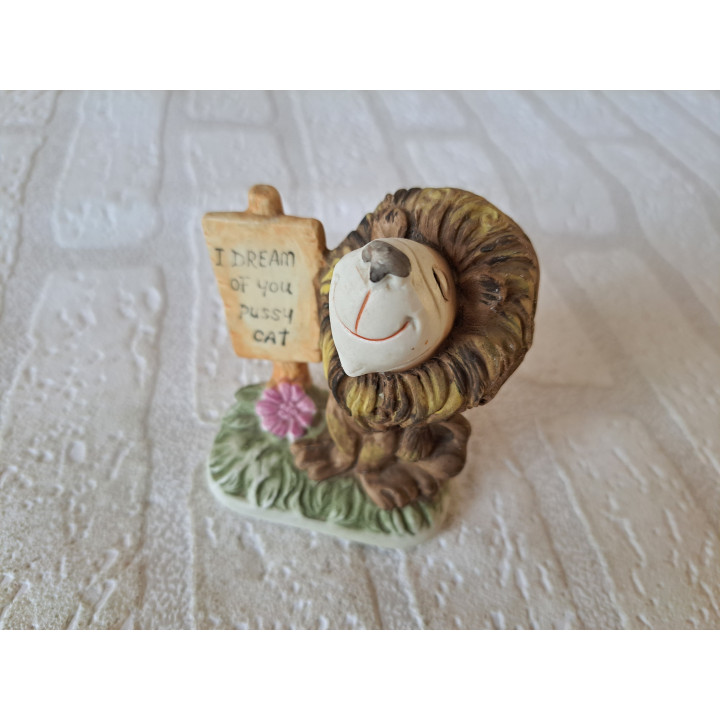 Leeuw met "I dream of you pussy cat", porselein 7x4.5x9cm - dierfiguren