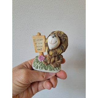 Leeuw met "I dream of you pussy cat", porselein 7x4.5x9cm